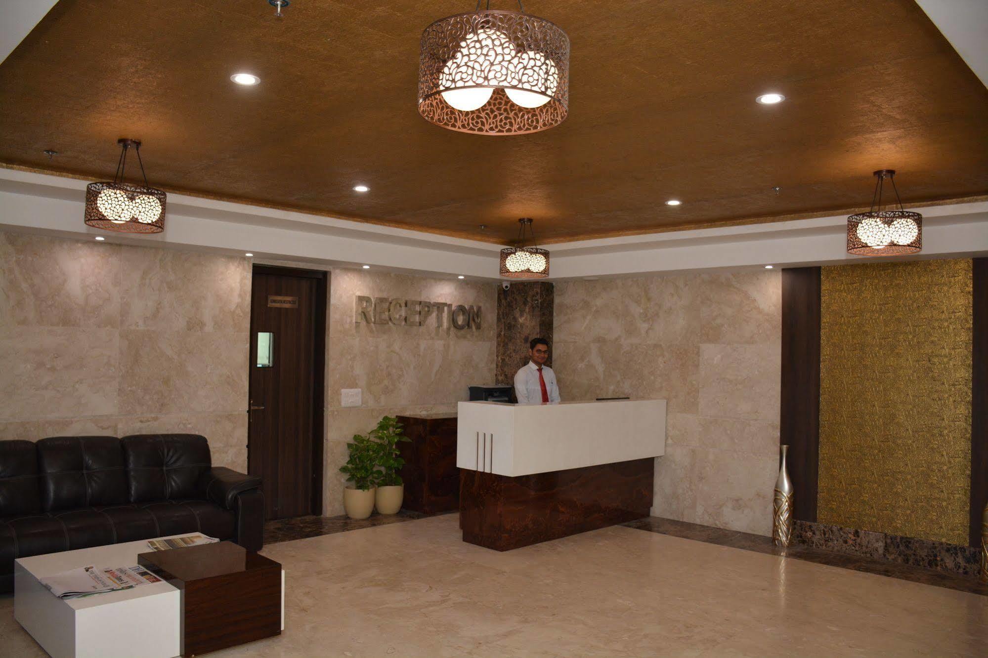 Hide Away Suites Νόιντα Εξωτερικό φωτογραφία
